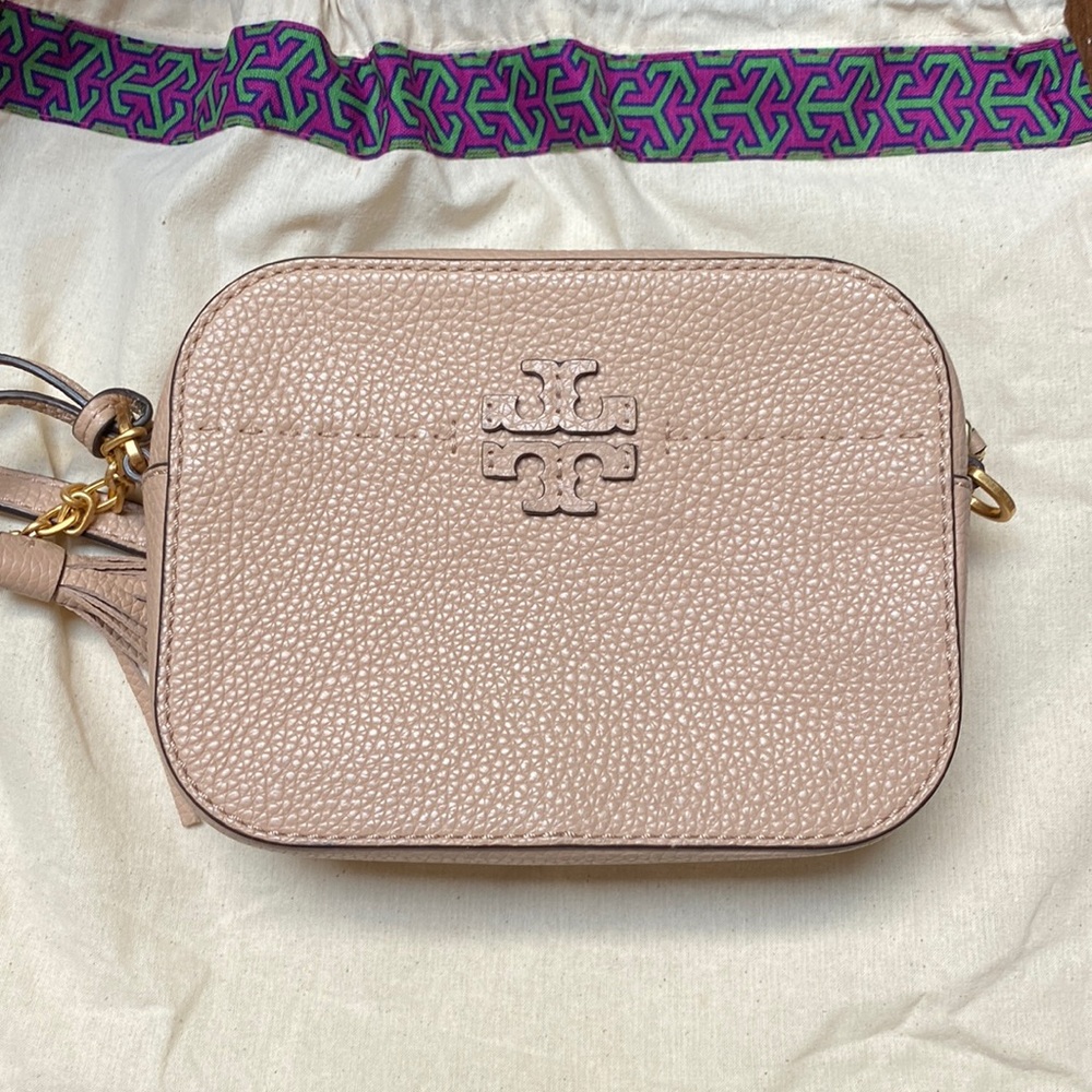 Tory Burch McGraw Camera Bag Crossbody Purse Pale Beige Gold Chain Leather.